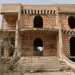 Alcuni edifici esibiscono un qualche accenno di mura, ma sempre senza porte o finestre